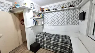 Quarto com cama e estantes em um ambiente interno.