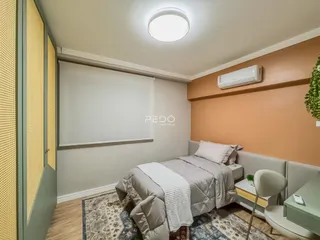 Quarto com cama e ar condicionado em ambiente interno.