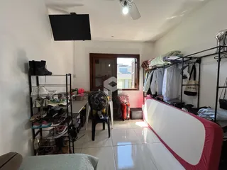 Quarto interno com cama e armários em um imóvel no Brasil.