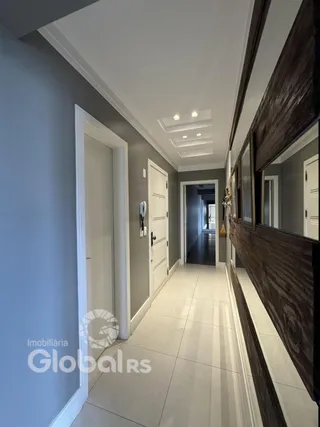 Hall de corredor interno com paredes cinzas e piso claro.