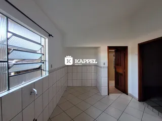 Foto interna mostrando um cômodo com piso de cerâmica e janela.