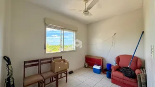 Sala de estar com sofá vermelho e móveis de madeira em um imóvel no Brasil.
