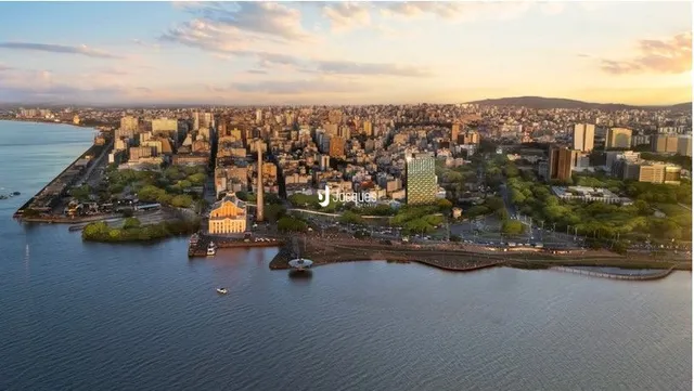 Vista panorâmica da paisagem urbana de Lajeado com vista para a água.
