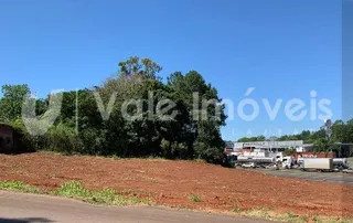 Vista externa de terreno com vegetação e estrada em Lajeado.