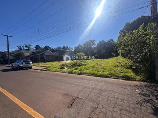 Vista da fachada de uma residência em Lajeado, Brasil, ao lado de uma estrada.