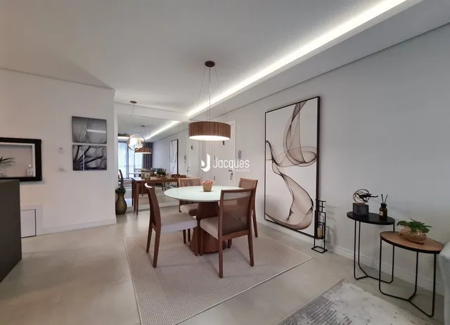 Sala de estar moderna com piso claro e paredes brancas.