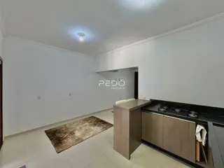 Interior de um ambiente com paredes brancas e piso claro.