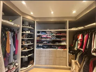 Armário com prateleiras cheias de roupas em um ambiente interno.