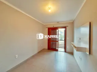 Hall de entrada com paredes claras e piso de cerâmica.