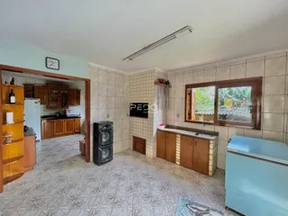 Interior de uma sala de estar com cozinha aberta em Lajeado, Brasil.