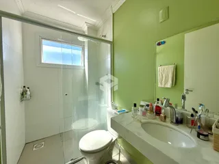 Foto de um banheiro com box de vidro e pia