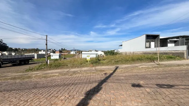 Fachada de uma residência em Lajeado, Brasil, com área externa pavimentada.
