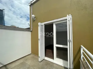 Fachada de uma residência em Lajeado, Brasil, com porta de entrada branca.