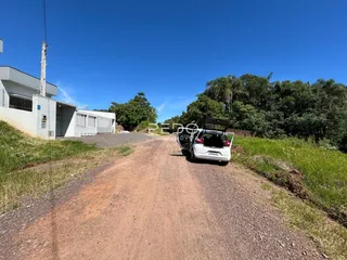 Vista da estrada de terra que leva a uma residência em Lajeado, Brasil.