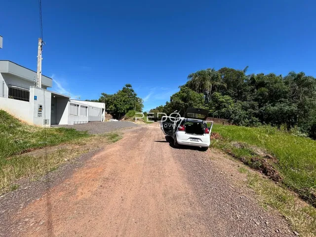 Vista da estrada de terra que leva a uma residência em Lajeado, Brasil.