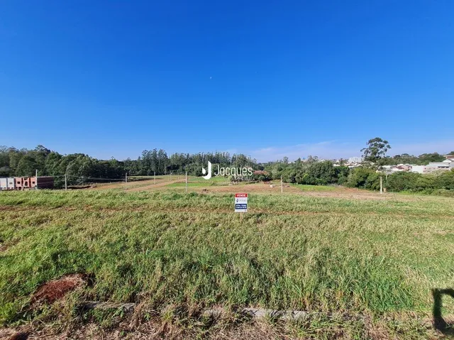 Vista de um campo aberto com vegetação em Lajeado, Brasil.