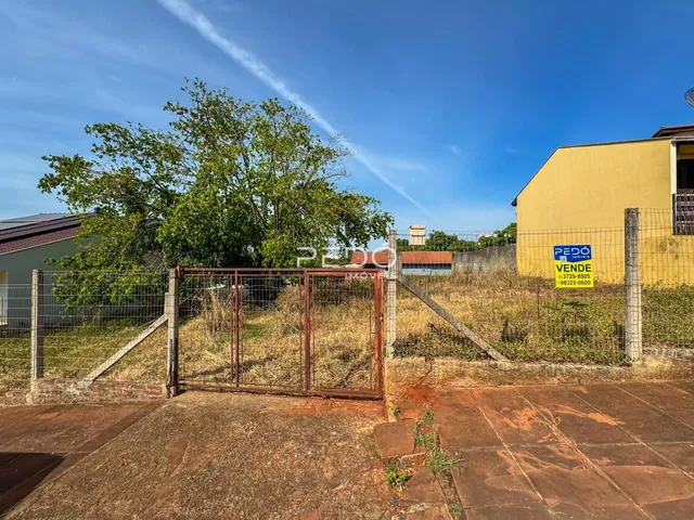 Foto da fachada e cerca de uma propriedade em Lajeado.