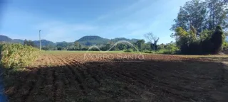 Campo de terra arada em Lajeado, Brasil.