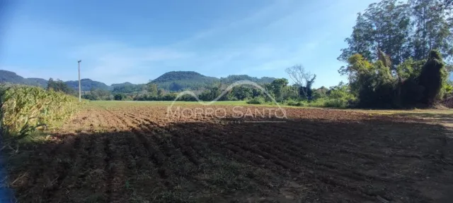 Campo de terra arada em Lajeado, Brasil.