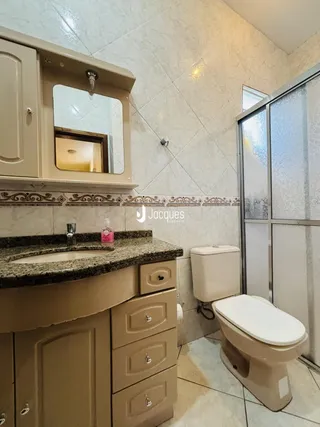 Foto de um banheiro com bancada e vaso sanitário em um imóvel.