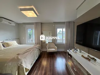 Quarto com cama grande e piso de madeira, com ar-condicionado instalado.