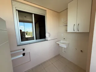 Foto de um banheiro interno com janela e piso de cerâmica.