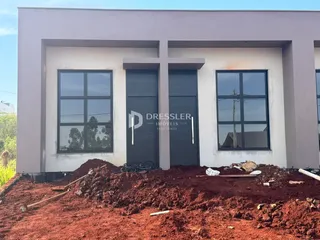 Fachada de uma construção residencial em Lajeado, Brasil, com terra exposta na frente.