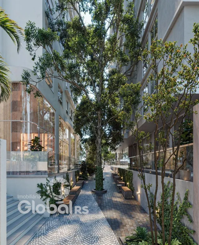 Vista externa de um pátio arborizado entre edifícios residenciais em Lajeado.