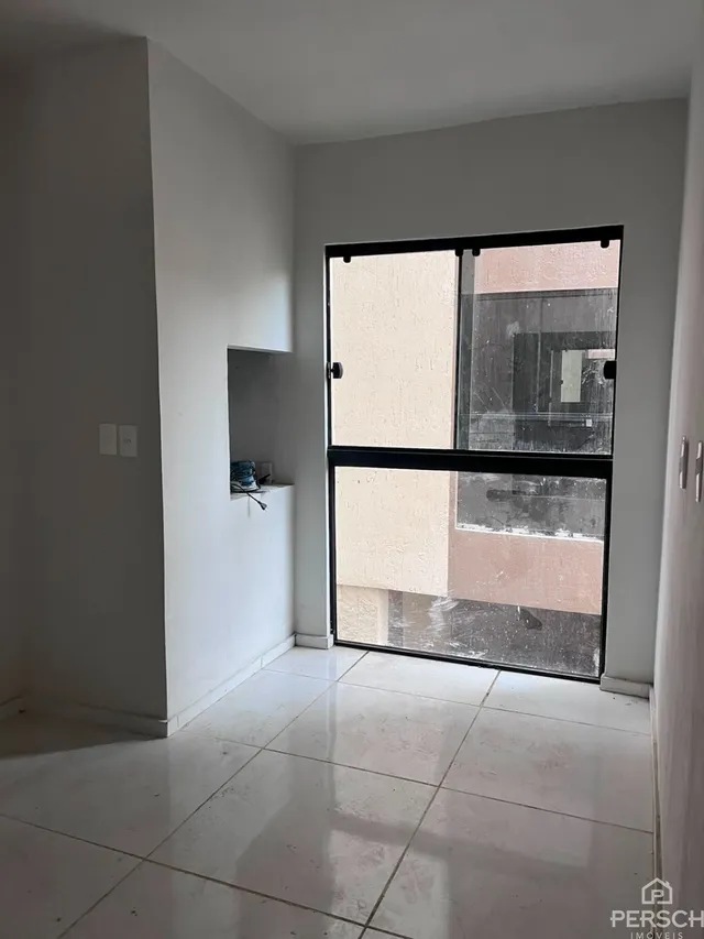 Foto de um ambiente interno com piso de cerâmica e uma porta de vidro.