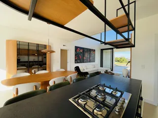 Ambiente de sala de jantar e cozinha em um apartamento em Lajeado, Brasil.