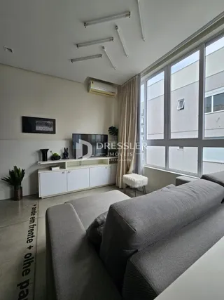 Sala de estar moderna com grande janela de vidro.