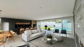 Sala de estar com vista para a área externa e piscina