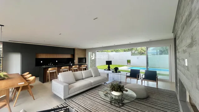 Sala de estar com vista para a área externa e piscina