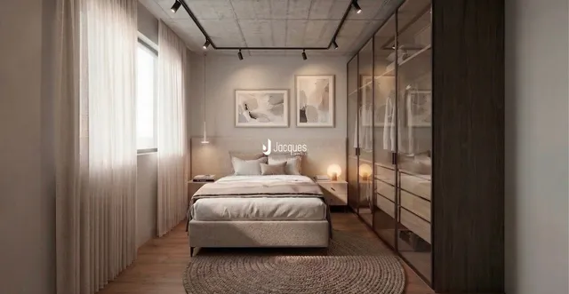 Quarto com cama e piso de madeira.