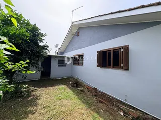 Vista da fachada de uma casa em Lajeado, Brasil, com jardim frontal.