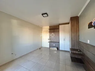 Hall de entrada com piso de cerâmica claro e paredes brancas.