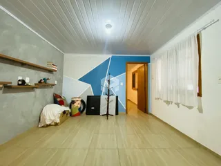 Quarto com parede azul e piso claro