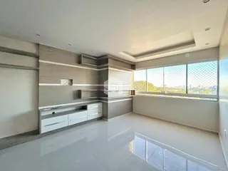 Sala de estar moderna com grandes janelas e piso claro.