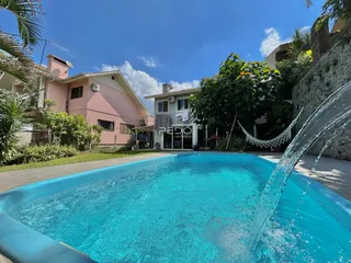 Vista externa de uma residência com piscina em Lajeado, Brasil.