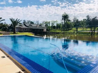 Foto de uma piscina externa em uma propriedade no Brasil.