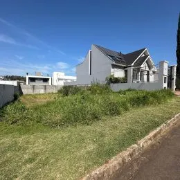 Fachada moderna de uma residência em Lajeado, Brasil, com área de jardim na frente.