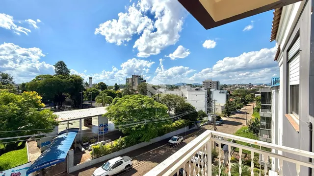 Vista da fachada de um imóvel em Lajeado, Brasil, com vegetação ao redor.