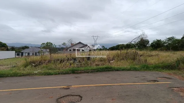 Vista externa de uma residência em Lajeado, Brasil, cercada por vegetação.