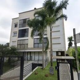 Fachada de um prédio residencial com vegetação em Lajeado, Brasil.