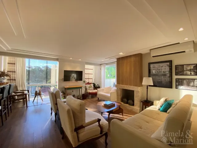 Sala de estar com sofá e lareira em um imóvel.
