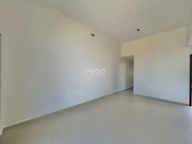 Corredor longo e claro de um imóvel em Lajeado, Brasil.