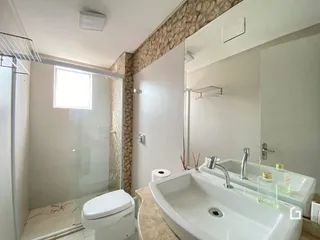 Foto de um banheiro moderno com banheira e box de vidro.