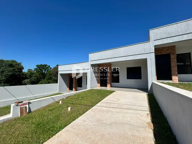 Fachada de uma casa em Lajeado, Brasil com jardim e calçada.