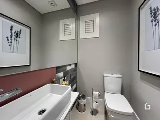 Foto de um banheiro com banheira e vaso sanitário em um imóvel.