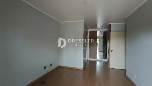 Hall de entrada com piso de madeira e paredes cinzas.